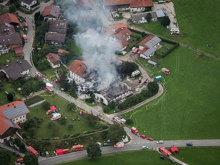 Weil dieses Gehöft abbrennt, herrscht auf der A 8 schlechte Sicht.