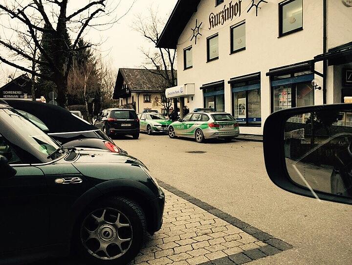 In Grünwald wurde eine "Deutsche Bank"-Filiale überfallen - hier Bilder.