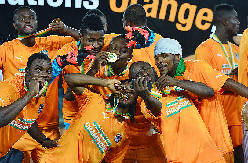 Die Elfenbeinküste schlägt Ghana im Finale des Afrika Cups sensationell mit 9:8 nach Elfmeterschießen. Keeper Boubacar Barry wird zum Nationalheld und darf sich von seinen Kollegen feiern lassen, Ghana trauert nach der Pleite.