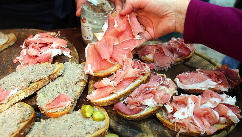 Die WHO stuft Wurst und Schinken als genauso krebserregend ein wie Asbest, Alkohol und Zigaretten. Die WHO stuft Wurst und Schinken als genauso krebserregend ein wie Asbest, Alkohol und Zigaretten.