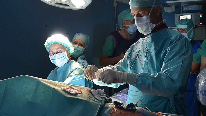 Der Unfall ereignete sich im Operationssaal, die Stichflamme verletzte sie schwer. Der Unfall ereignete sich im Operationssaal, die Stichflamme verletzte sie schwer.