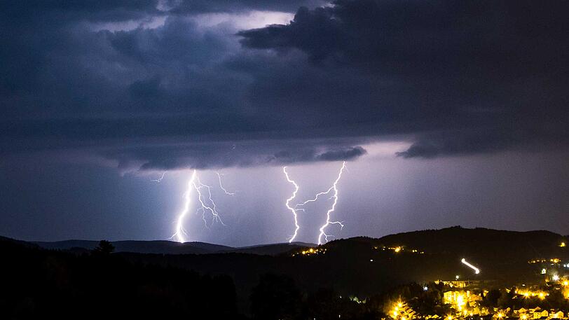 ... über dem bayerischen Wald verstärkte sich das Unwetter und bot ein Naturschauspiel der besonderen Art.