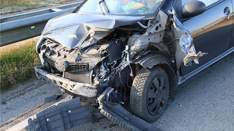 Die Frau krachte mit ihrem Auto auf der glatten Straße in eine Leitplanke.