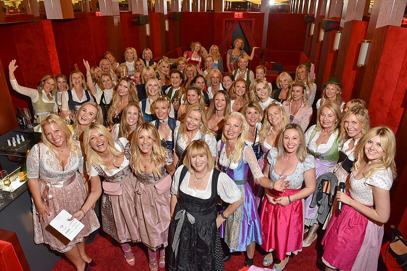 Auf der "Charity Blond Wiesn" feiern 55 Frauen aus Showbiz, Medien, Wirtschaft und Society.