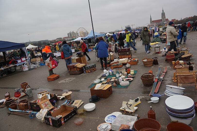 Die Bilder vom BRK Flohmarkt auf der Theresienwiese.