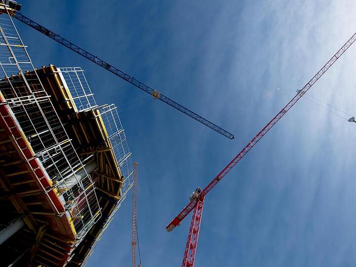 Kräne sind über einer Baustelle einer Immobilie zu sehen. Foto: Sven Hoppe/dpa/dpa-tmn/Symbolbild