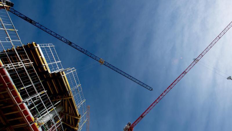 Kräne sind über einer Baustelle einer Immobilie zu sehen. Foto: Sven Hoppe/dpa/dpa-tmn/Symbolbild Kräne sind über einer Baustelle einer Immobilie zu sehen. Foto: Sven Hoppe/dpa/dpa-tmn/Symbolbild