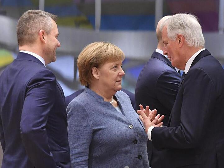 Bundeskanzlerin Angela Merkel spricht mit Michel Barnier (r), dem Chefunterhändler der Europäischen Union für den Brexit.