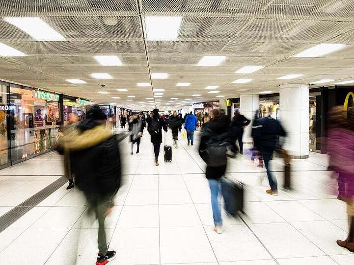 Im Untergeschoss des Münchner Hauptbahnhofs war der Polizist von hinten mit einem Messer angegriffen und schwer verletzt worden.