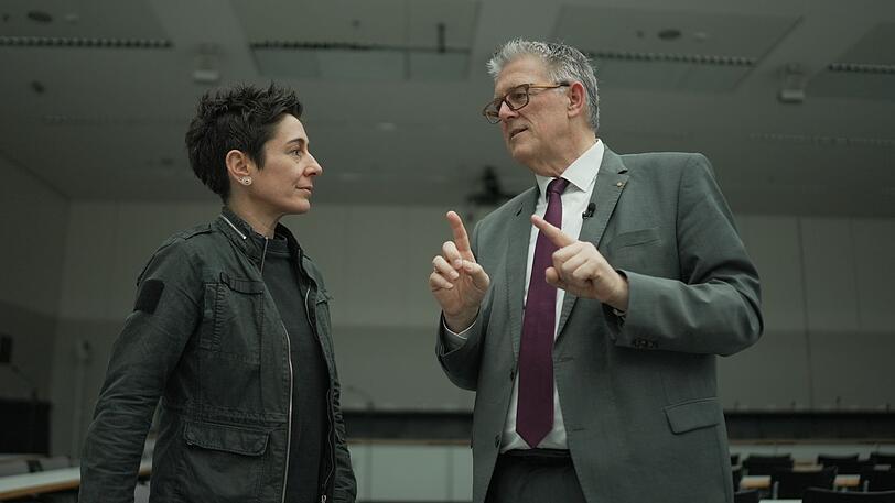 CDU-Verkehrspolitiker Michael Donth berichtet Dunja Hayali, woran es auch im Verkehrsministerium mangelt. CDU-Verkehrspolitiker Michael Donth berichtet Dunja Hayali, woran es auch im Verkehrsministerium mangelt.