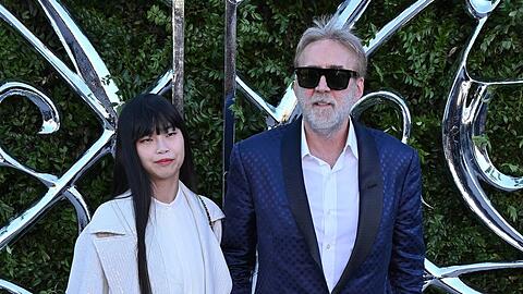 Der ergraute Nicolas Cage und seine Ehefrau Riko Shibata.