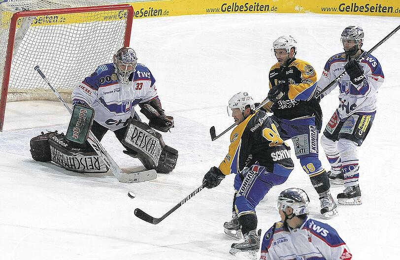 Eine klare Sache: Der EHC München um Stürmerstar Martin Schymainski (Nummer 88) gewann das erste Habfinalspiel gegen Ravensburg mit 5:2.