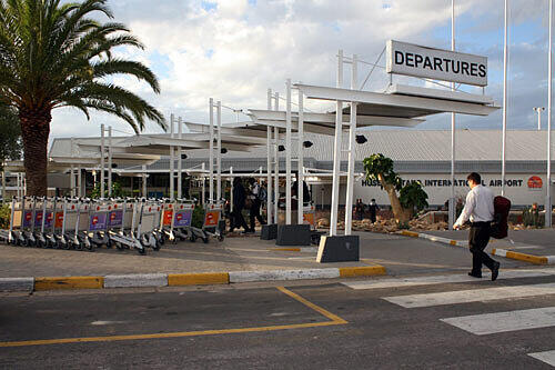 Eingang zum Flughafen Windhuk in Namibia