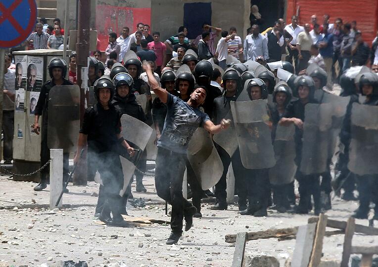 Drei Wochen vor der Präsidentenwahl in Ägypten sind bei Zusammenstößen zwischen Schlägertrupps und Demonstranten in Kairo mindestens elf Menschen getötet worden. Soldaten und Polizisten griffen mehrere Stunden lang nicht ein, obwohl die blutigen Ausschreitungen in direkter Nähe des Verteidigungsministeriums stattfanden, berichteten Augenzeugen am Mittwoch. Die Bilder aus Kairo.