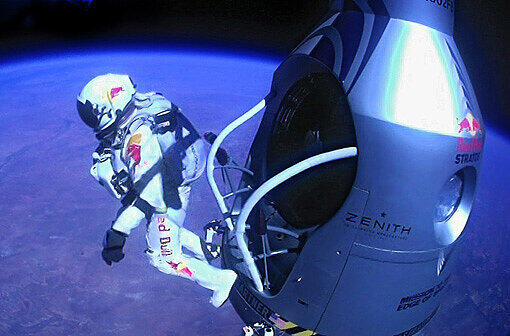 Und dann das Unglaubliche: Der Österreicher Felix Baumgartner springt aus der Stratosphäre auf die Erde - ganze 39.045 Meter legt der Extremsportler zurück und durchbricht dabei die Schallmauer.
