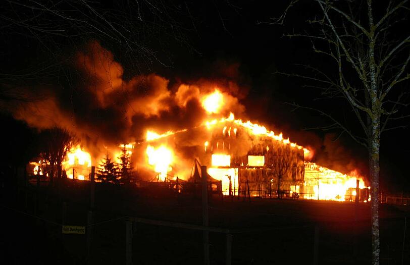 Fünf
Kamele konnten von den Einsatzkräften noch aus den Flammen gerettet
werden. Menschen wurden bei dem Brand im Ortsteil Rotfelden nicht
verletzt.