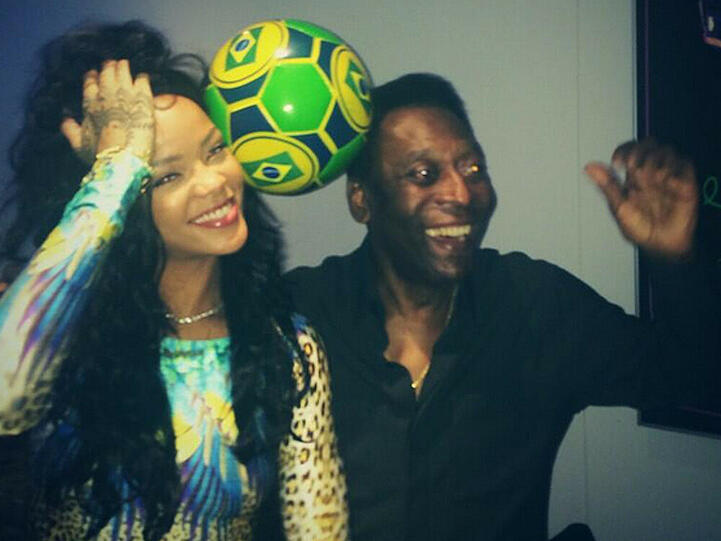 Dieses Kopfballduell wird Rihanna wohl nicht gegen Pelé gewinnen