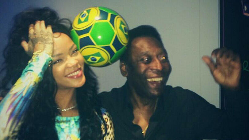 Dieses Kopfballduell wird Rihanna wohl nicht gegen Pelé gewinnen Dieses Kopfballduell wird Rihanna wohl nicht gegen Pelé gewinnen