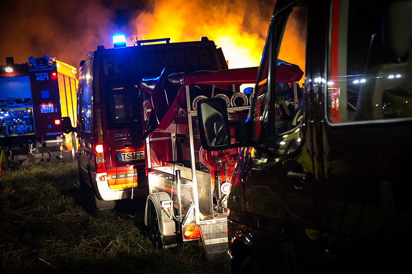 Drei Menschen verletzten sich leicht, als sie versuchten den Brand zu löschen. Mehrere Pferde auf einer nahe gelegenen Koppel mussten in Sicherheit gebracht werden.