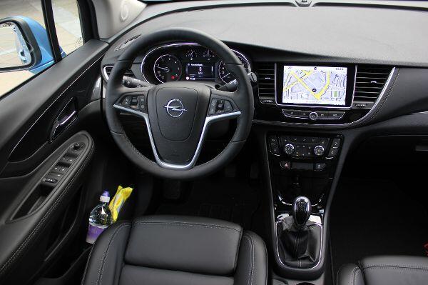Reinsetzen und sich wohlfühlen: Das Cockpit des Mokka wirkt dank Chrom, Klavierlack und sauberer Verarbeitungen edel.