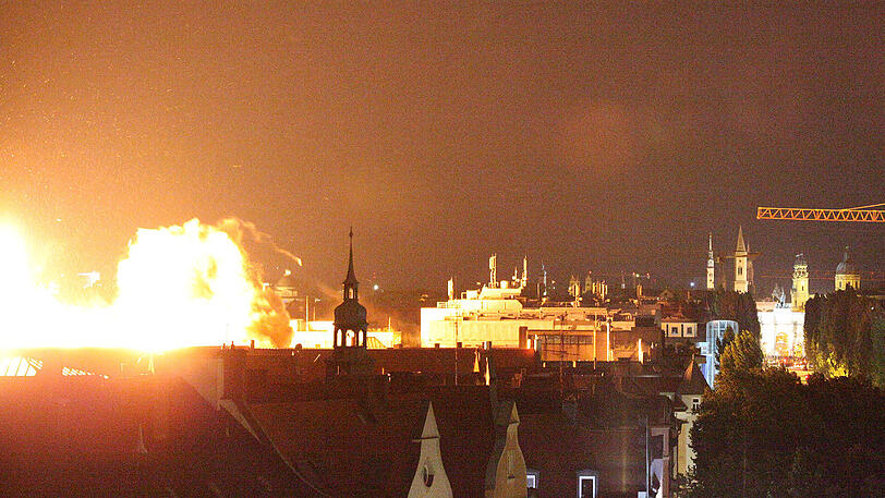 Feuerball über München: Am 28. August 2012 wurde in Schwabing eine Fliegerbombe gesprengt. Das Ausmaß der Zerstörung war enorm.