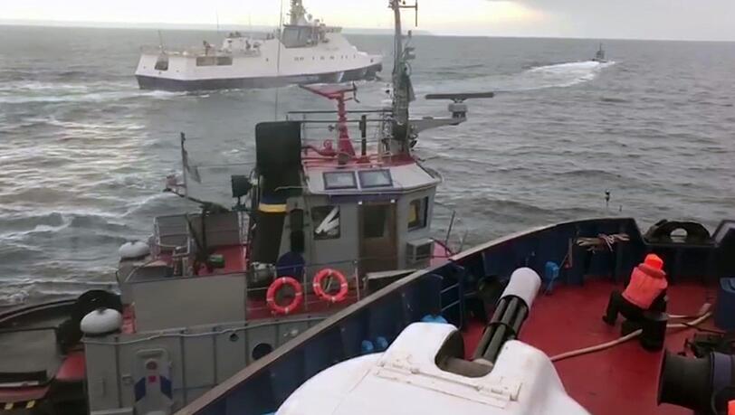 Dieses Bild aus einem Video der russischen Küstenwache zeigt den Zusammenstoß mit einem kleinen ukrainischen Marineboot (l.). Russland zufolge fuhren drei ukrainische Schiffe unbefugt durch russische Hoheitsgewässer, während die Ukraine behauptet, dass eines ihrer Boote von einem russischen Küstenwachschiff gerammt wurde. Dieses Bild aus einem Video der russischen Küstenwache zeigt den Zusammenstoß mit einem kleinen ukrainischen Marineboot (l.). Russland zufolge fuhren drei ukrainische Schiffe unbefugt durch russische Hoheitsgewässer, während die Ukraine behauptet, dass eines ihrer Boote von einem russischen Küstenwachschiff gerammt wurde.