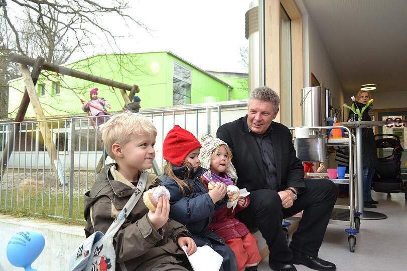 Über die Vereinbarkeit von Beruf und Familie erkundigte sich Dieter Reiter bei seinem Besuch in der Kita in der Lincolnstraße. Die Kleinen freuten sich vor allem, dass er Krapfen mitbrachte.