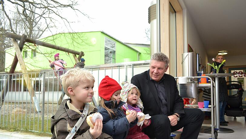 Über die Vereinbarkeit von Beruf und Familie erkundigte sich Dieter Reiter bei seinem Besuch in der Kita in der Lincolnstraße. Die Kleinen freuten sich vor allem, dass er Krapfen mitbrachte. Über die Vereinbarkeit von Beruf und Familie erkundigte sich Dieter Reiter bei seinem Besuch in der Kita in der Lincolnstraße. Die Kleinen freuten sich vor allem, dass er Krapfen mitbrachte.