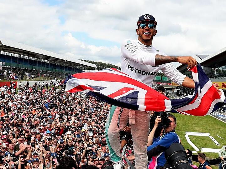 Der Mercedes-Formel-1-Pilot Lewis Hamilton feiert seinen Sieg mit dem Publikum auf dem Silverstone Circuit.