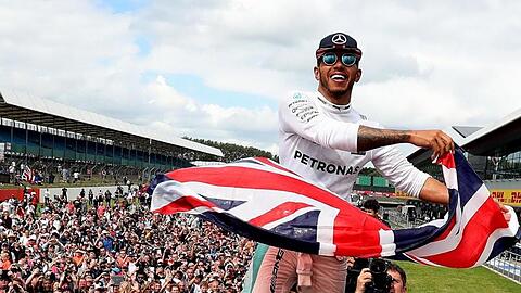 Der Mercedes-Formel-1-Pilot Lewis Hamilton feiert seinen Sieg mit dem Publikum auf dem Silverstone Circuit.