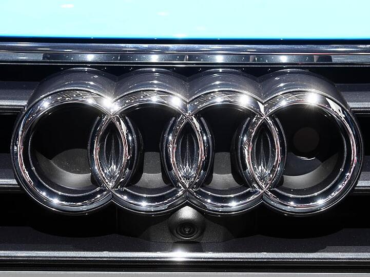 Ein Audi-Logo an einem Kühlergrill. Foto: Uli Deck/dpa/Archivbild
