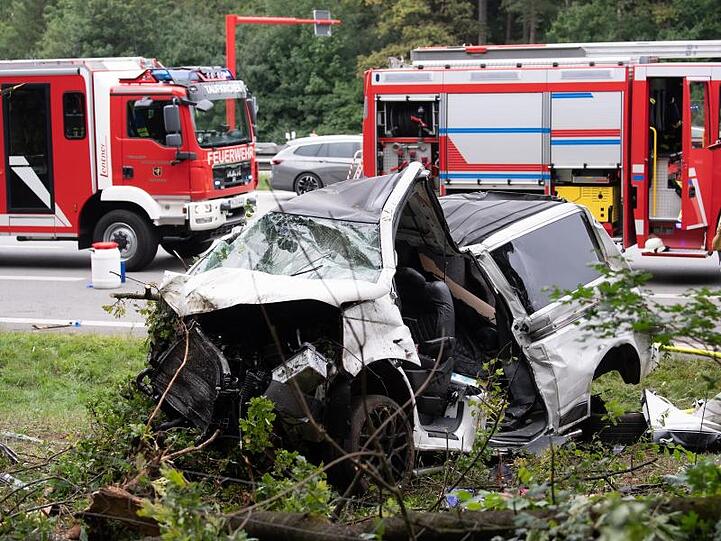Das Unglücksfahrzeug liegt auf der A8 bei Brunnthal im Straßengraben.