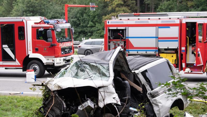 Das Unglücksfahrzeug liegt auf der A8 bei Brunnthal im Straßengraben. Das Unglücksfahrzeug liegt auf der A8 bei Brunnthal im Straßengraben.