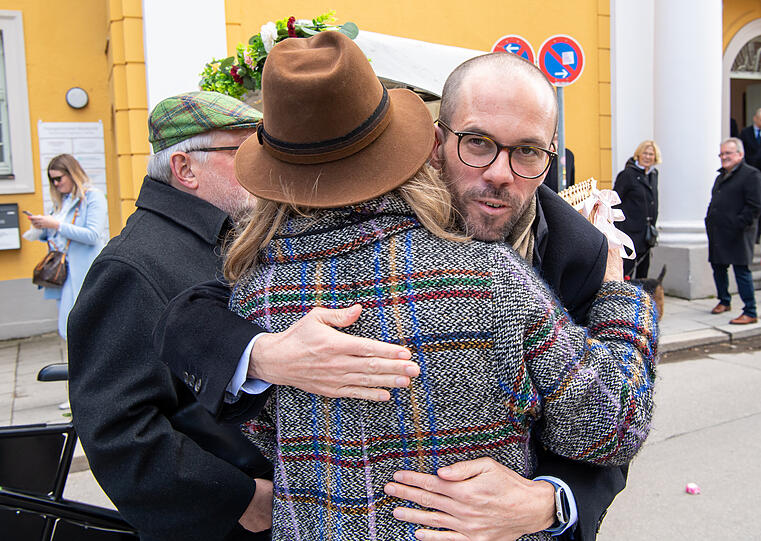 Markus, langjähriger Lebensgefährte des ehemaligen Benediktiner-Mönchs Bilgri, wird von der Schauspielerin Jutta Speidel umarmt.
