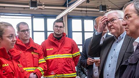 Dank "im Namen aller Deutschen": Bundespräsident Frank-Walter Steinmeier hat gemeinsam mit NRW-Ministerpräsident Armin Laschet Helfer im Hochwassergebiet in NRW besucht.