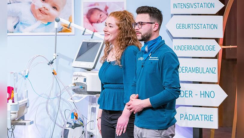 Präsentieren Kleidung für Frühchen: Jennifer und Oliver Tlusteck.