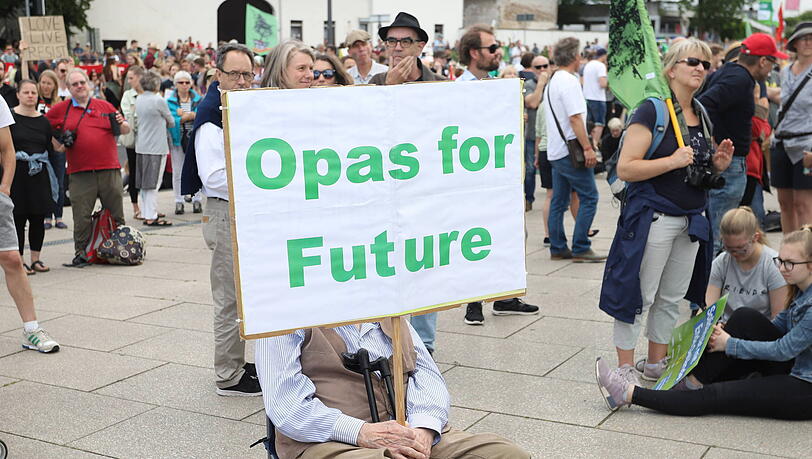 Ein "Opa for Future" demonstriert für mehr Klimaschutz. Dass DIW-Chef Marcel Fratzscher Rentnerinnen und Rentner in die Pflicht nehmen möchte, kommt bei den Betroffenen gar nicht gut an.