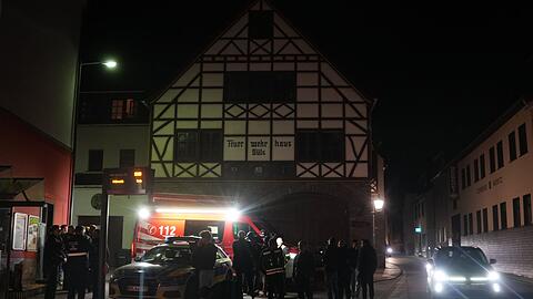An dem Dach des Geb&auml;udes in Koblenz entstand ein fu&szlig;ballgro&szlig;es Loch.