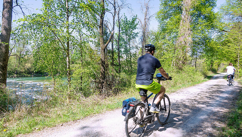 Der Radlweg entlang der Isar ist bei Sportbegeisterten sehr beliebt. (Symbolbild)