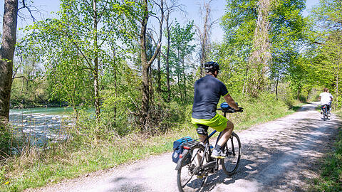 Der Radlweg entlang der Isar ist bei Sportbegeisterten sehr beliebt. (Symbolbild)