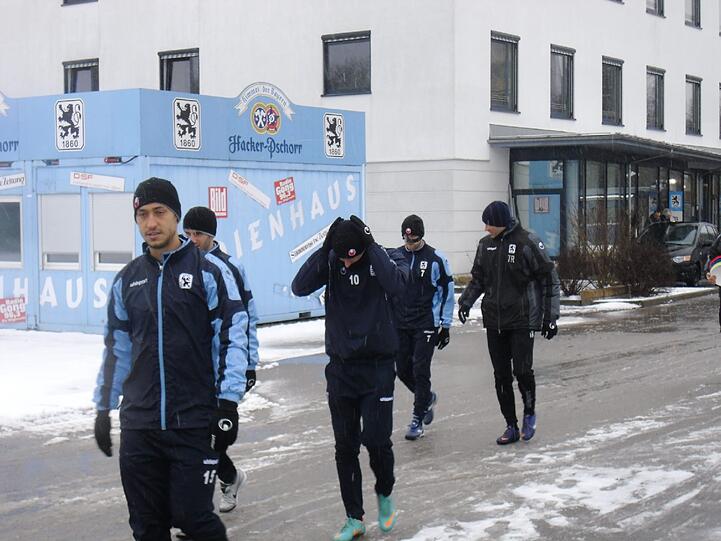 Hart , härter, Alexander Schmidt. Der Trainer des TSV 1860 schickte seine Jungs am Montagvormittag trotz klirrender Kälte, Schneeregen und schneebedeckten Trainingsplätzen raus zum Anschwitzen. Am Abend spielen die Löwen gegen den 1. FC Kaiserslautern. Die Bilder vom Matsch-Training
