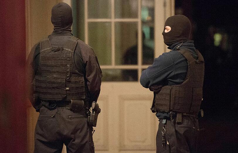 Spezialeinsatzkräfte haben am Freitag mehrere Wohnungen in Berlin durchsucht und Haftbefehle gegen Verdächtige aus der Islamistenszene vollstreckt.