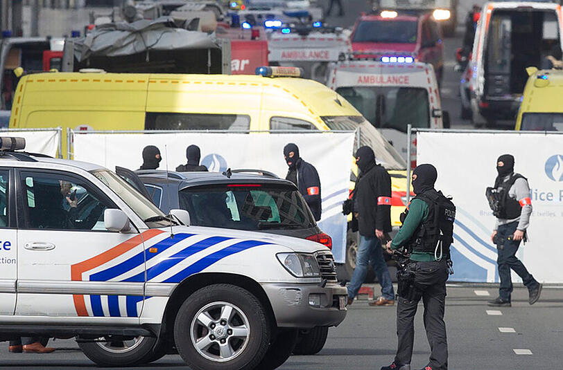 Nach den Anschlägen von Brüssel ist ein enormes Polizeiaufgebot vor Ort.