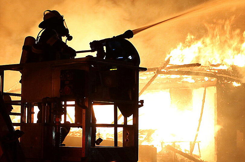 Eine komplett zerstörte Maschinenhalle und ein Großaufgebot der Feuerwehr: Die Bilder aus Baumhaum.