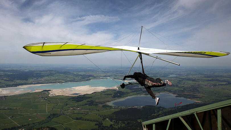 In den Chiemgauer Alpen ist ein Drachenflieger tödlich verunglückt. (Symbolfoto)