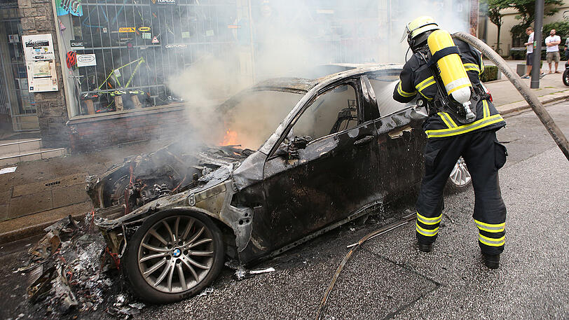Nachwirkungen der Krawallnacht vor dem Gipfel-Auftakt am Freitag: Abgebrannte Autowracks - einige von ihnen brennen sogar noch.