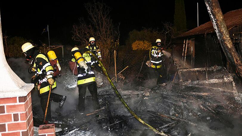 Die Einsatzkräfte der Münchner Feuerwehr mussten am Montagabend einen Brand in einem Schrebergarten löschen.