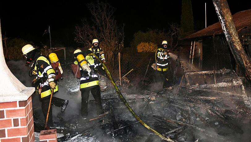 Die Einsatzkräfte der Münchner Feuerwehr mussten am Montagabend einen Brand in einem Schrebergarten löschen. Die Einsatzkräfte der Münchner Feuerwehr mussten am Montagabend einen Brand in einem Schrebergarten löschen.