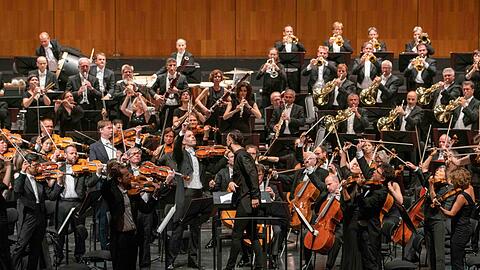 Da pustet einen das Blech weg: Teodor Currentzis und das entfesselt im Stehen spielende SWR Symphonieorchester in Salzburg.