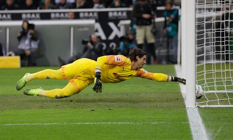 Von wegen Bayern-Dusel! Gladbach-Keeper Yann Sommer kratzt den Schuss von Joshua Kimmich noch von der Linie.